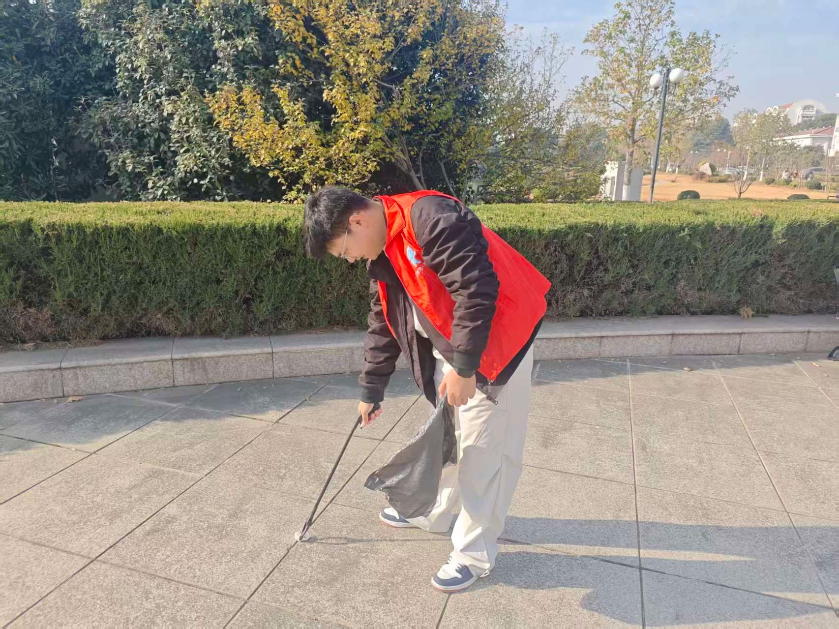 劳动砺心志 服务润社区——南财学生服务中心组织开展校园美化志愿服务活动