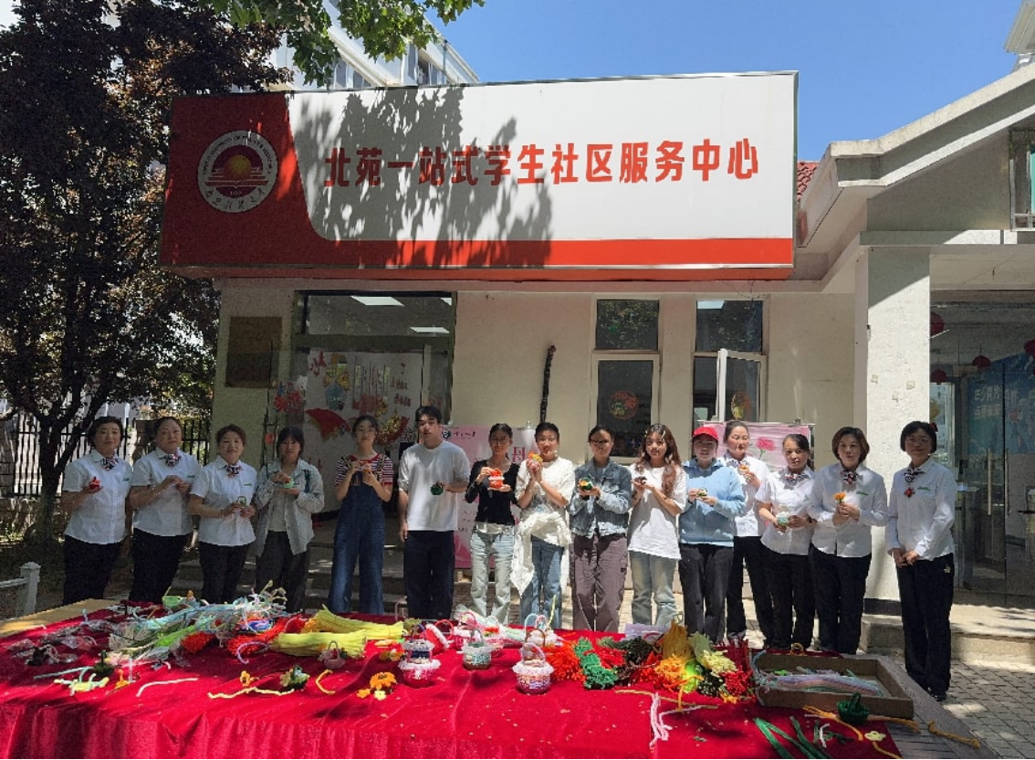 感恩母亲节 巧手暖时光——北苑学生社区举办扭扭棒花篮手工活动
